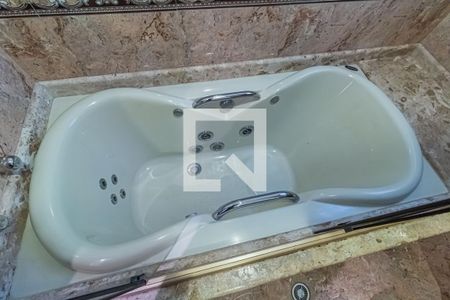 Casa à venda com 360m², 4 quartos e 7 vagasBanheio da Suite - Banheira - Cs1