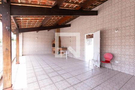 Casa à venda com 250m², 6 quartos e 4 vagas Casa à venda com 250m², 6 quartos e 4 vagasVaranda