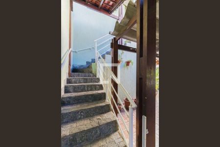 Casa à venda com 250m², 3 quartos e 5 vagas Casa à venda com 250m², 3 quartos e 5 vagasEscada