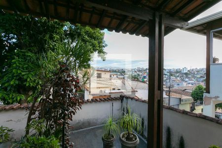 Entrada de casa à venda com 3 quartos, 200m² em Bom Jesus, Belo Horizonte