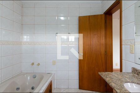 Casa à venda com 220m², 3 quartos e 3 vagasBanheiro da Suíte 1