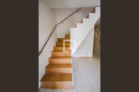 escada acesso quartos de casa para alugar com 3 quartos, 120m² em Vila Amália (zona Norte), São Paulo