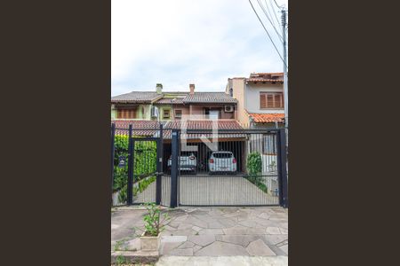 Casa à venda com 166m², 3 quartos e 4 vagas Casa à venda com 166m², 3 quartos e 4 vagasFachada