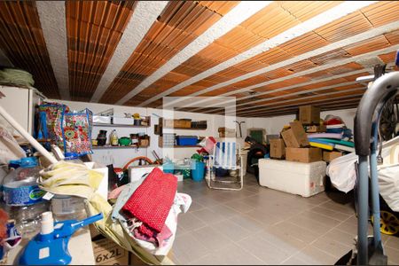 Casa à venda com 166m², 3 quartos e 4 vagas Casa à venda com 166m², 3 quartos e 4 vagasPorão