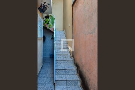 Casa à venda com 122m², 3 quartos e 2 vagas Casa à venda com 122m², 3 quartos e 2 vagasEscada