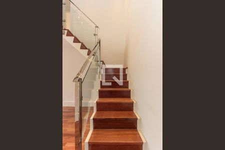 Apartamento à venda com 210m², 2 quartos e 2 vagas Apartamento à venda com 210m², 2 quartos e 2 vagasEscada