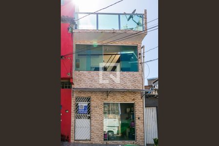 Casa à venda com 200m², 4 quartos e sem vaga Casa à venda com 200m², 4 quartos e sem vagaFachada