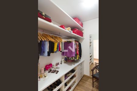 Casa à venda com 727m², 4 quartos e 14 vagas Casa à venda com 727m², 4 quartos e 14 vagasCloset