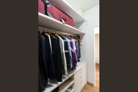 Casa à venda com 727m², 4 quartos e 14 vagas Casa à venda com 727m², 4 quartos e 14 vagasCloset