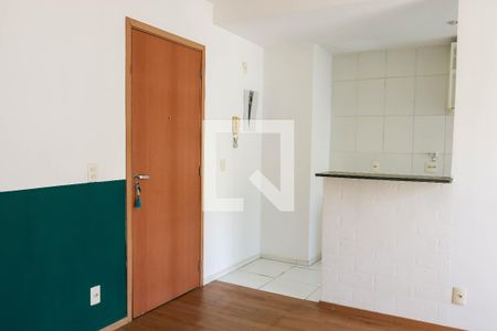 Sala de apartamento para alugar com 2 quartos, 48m² em Todos Os Santos, Rio de Janeiro