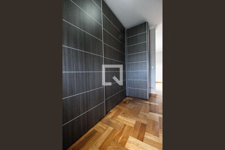 Casa à venda com 640m², 4 quartos e 7 vagasCloset