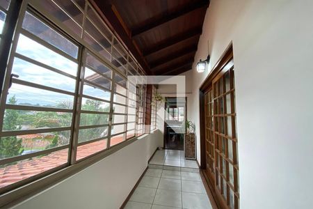 Casa à venda com 230m², 5 quartos e 4 vagasCorredor