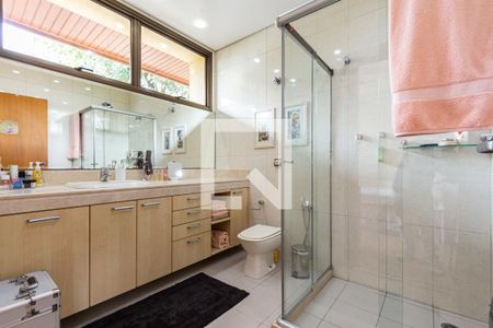 Casa à venda com 775m², 4 quartos e 6 vagasBanheiro da Suíte 2