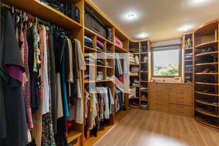 Casa à venda com 775m², 4 quartos e 6 vagasCloset da suíte 3