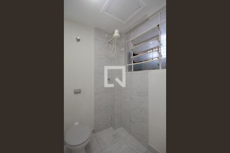 Banheiro de kitnet/studio para alugar com 1 quarto, 23m² em Centro, São Paulo