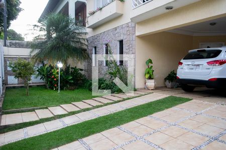 Casa à venda com 365m², 4 quartos e 4 vagasquintal frente