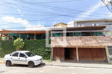 Casa à venda com 180m², 3 quartos e 4 vagas Casa à venda com 180m², 3 quartos e 4 vagasFachada