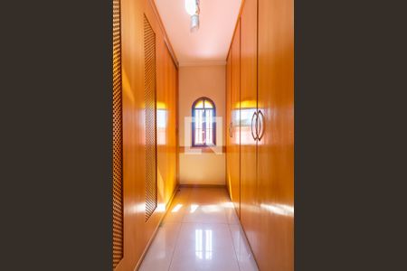 Casa à venda com 234m², 2 quartos e 2 vagas Casa à venda com 234m², 2 quartos e 2 vagasCloset