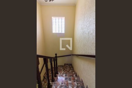 Casa à venda com 234m², 2 quartos e 2 vagas Casa à venda com 234m², 2 quartos e 2 vagasEscada