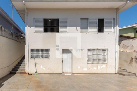 Casa à venda com 215m², 4 quartos e 3 vagasFachada dos fundos e Quintal