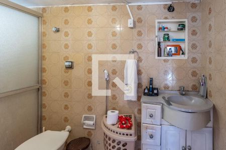 Casa à venda com 215m², 4 quartos e 3 vagasCasa dos Fundos - Banheiro