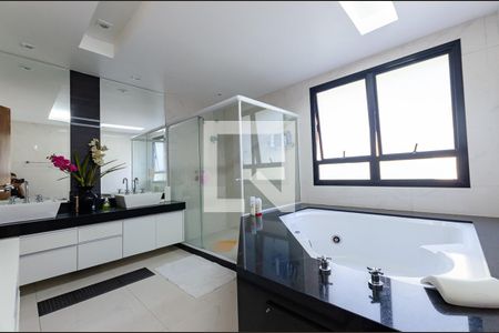 Apartamento à venda com 321m², 4 quartos e 3 vagasBanheiro da Suite 4