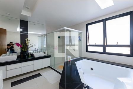 Apartamento à venda com 321m², 4 quartos e 3 vagasBanheiro da Suite 4