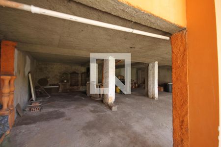 Casa à venda com 600m², 4 quartos e 2 vagasFundos