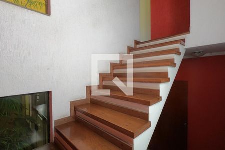 Casa de condomínio para alugar com 395m², 4 quartos e 6 vagasEscada