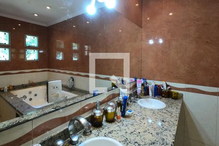 Casa de condomínio para alugar com 395m², 4 quartos e 6 vagasBanheiro da Suíte 1