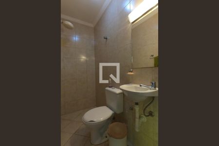 Casa de condomínio para alugar com 395m², 4 quartos e 6 vagasBanheiro de Serviço