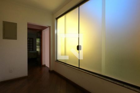 Casa de condomínio para alugar com 395m², 4 quartos e 6 vagasAcesso aos Quartos