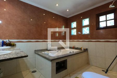 Casa de condomínio para alugar com 395m², 4 quartos e 6 vagasBanheiro da Suíte 1