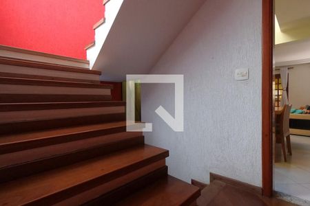 Casa de condomínio para alugar com 395m², 4 quartos e 6 vagasEscada