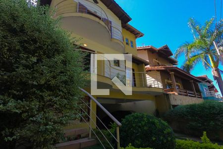 Casa de condomínio para alugar com 395m², 4 quartos e 6 vagasFachada