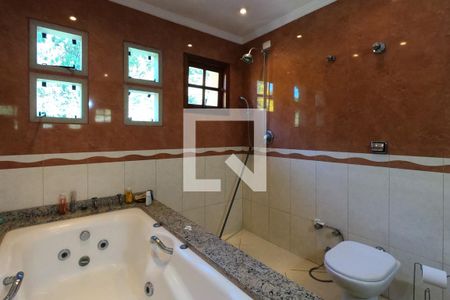 Casa de condomínio para alugar com 395m², 4 quartos e 6 vagasBanheiro da Suíte 1