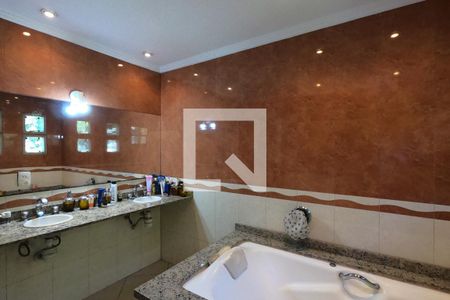 Casa de condomínio para alugar com 395m², 4 quartos e 6 vagasBanheiro da Suíte 1