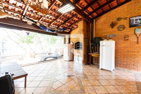 Casa à venda com 200m², 6 quartos e 2 vagas Casa à venda com 200m², 6 quartos e 2 vagasEspaço Gourmet