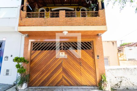 Casa à venda com 200m², 6 quartos e 2 vagas Casa à venda com 200m², 6 quartos e 2 vagasFachada