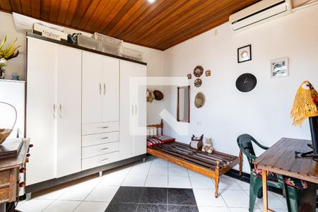 Casa à venda com 200m², 6 quartos e 2 vagas Casa à venda com 200m², 6 quartos e 2 vagasSuíte externa