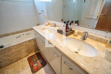 Apartamento à venda com 188m², 4 quartos e 3 vagasBanheiro da suíte 1