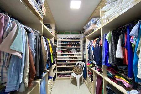 Casa à venda com 223m², 5 quartos e 2 vagasCloset Quarto 1 - Suíte