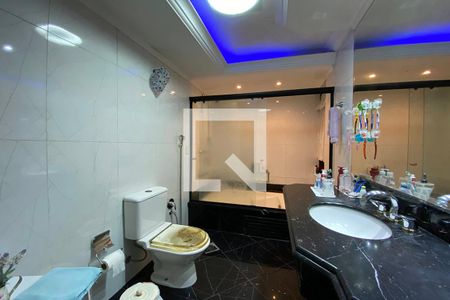 Casa à venda com 223m², 5 quartos e 2 vagasBanheiro Quarto 1 - Suíte