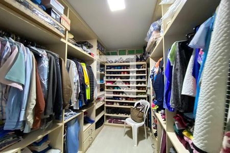 Casa à venda com 223m², 5 quartos e 2 vagasCloset Quarto 1 - Suíte