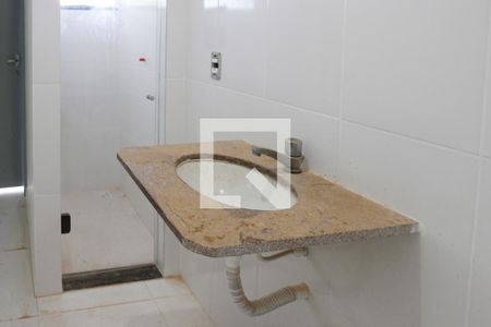 Banheiro de casa de condomínio para alugar com 1 quarto, 30m² em Jardim Carioca, Rio de Janeiro