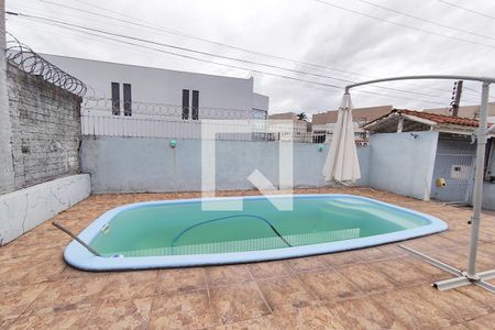 Casa à venda com 144m², 2 quartos e 2 vagas Casa à venda com 144m², 2 quartos e 2 vagasPiscina