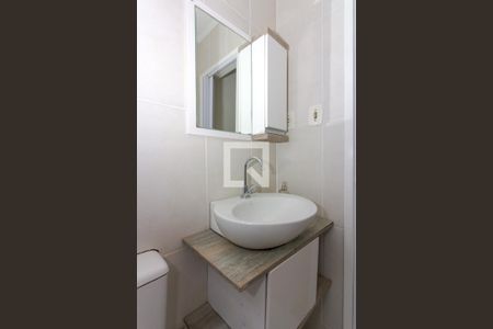 Banheiro de apartamento à venda com 1 quarto, 38m² em Jardim Itu Sabará, Porto Alegre