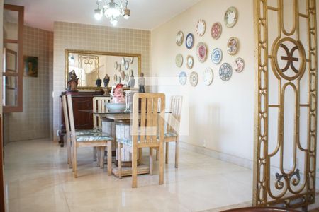 Casa à venda com 431m², 6 quartos e 2 vagas Casa à venda com 431m², 6 quartos e 2 vagasSala