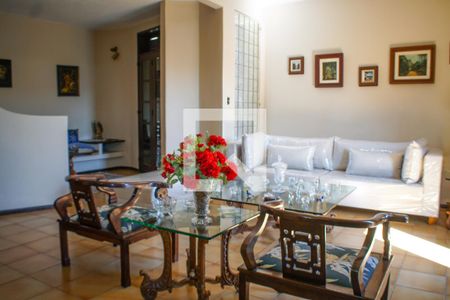 Casa à venda com 431m², 6 quartos e 2 vagas Casa à venda com 431m², 6 quartos e 2 vagasSala