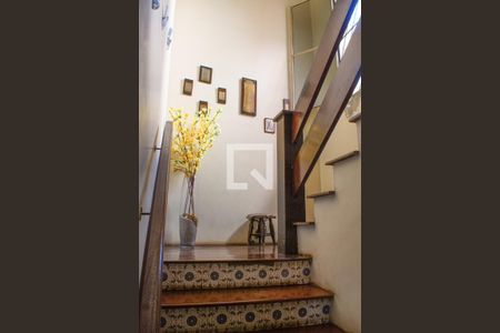 Casa à venda com 431m², 6 quartos e 2 vagas Casa à venda com 431m², 6 quartos e 2 vagasEscada